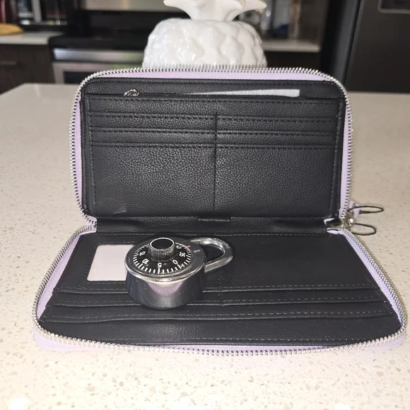 *BRAND NEW* STEVE MADDEN BZIPPY GENTLE LAVENDER WRISTLET - Picture 4 of 8